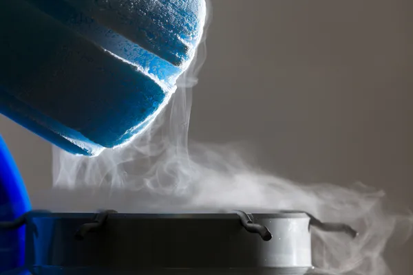 액체 질소, 백색 조명 컨테이너 — 스톡 사진