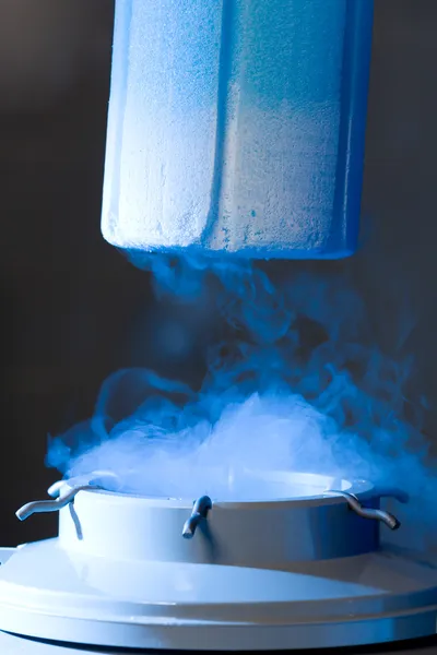 Recipiente aberto com nitrogênio líquido, luz azul — Fotografia de Stock