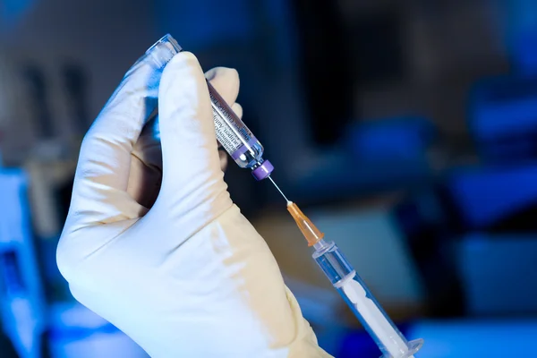 Scientist using syringe sucking vaccine, gloves — Stock Photo, Image