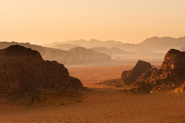 Góry oddala w zachód słońca, wadi rum, Jordania. — Zdjęcie stockowe
