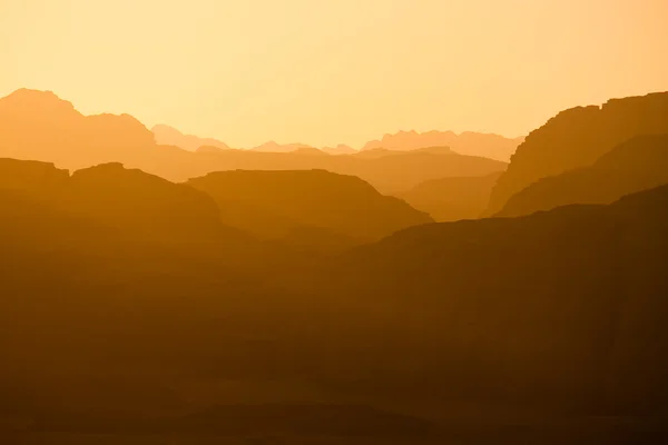 Wadi Rum - Colinas distantes en Sunset — Foto de Stock