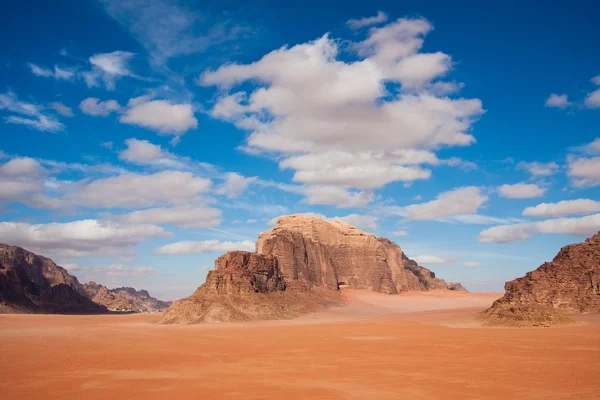 Prachtige bergen in wadi rum woestijn, Jordanië. — Stockfoto