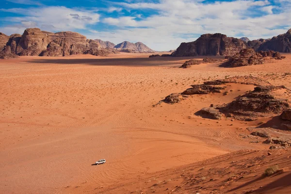 Witte auto in een wadi rum woestijn, Jordanië. — Stockfoto