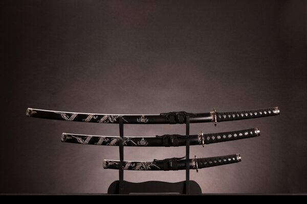 Катана, вакизаши и танто, монохромное освещение. Копирование пространства
.