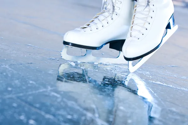 Gekanteld blauwe versie, ijs-of rolschaatsen met reflectie Stockfoto