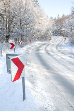 Kırmızı yön okları ile kış yol