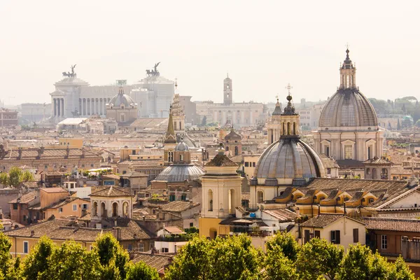 Vista general de Roma con monumento y varias cúpulas — Foto de Stock