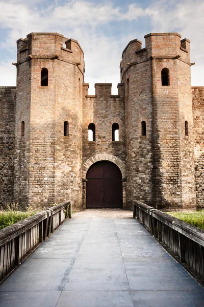 Castillo medieval de Cardiff con puente y cielo azul —  Fotos de Stock