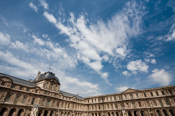Louvre con pequeñas nubes, cielo azul. Copiar espacio —  Fotos de Stock