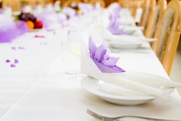 Violet wedding or reception table ready for meal — Stock Photo, Image