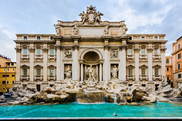 A Fonte de Trevi em Roma, Itália com pombo — Fotografia de Stock