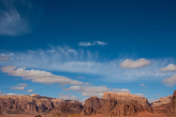Cielo y montañas en Wadi Rum, Jordania. Copiar espacio . — Foto de Stock