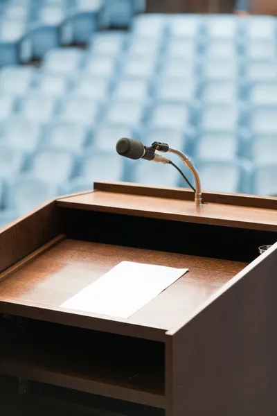 Mesa do orador com papel, seu texto possível — Fotografia de Stock