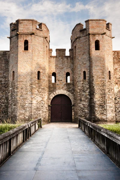 Кардіфф середньовічний замок з міст і синього неба Стокове Зображення
