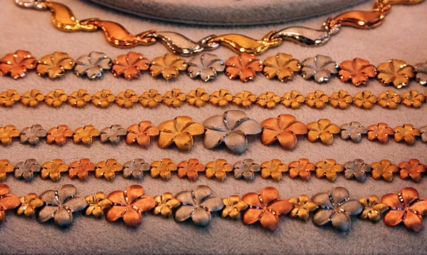 Красивое цветочное ожерелье — стоковое фото