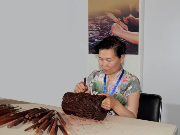 Пекинская резьба по красному сандаловому дереву Лицензионные Стоковые Изображения