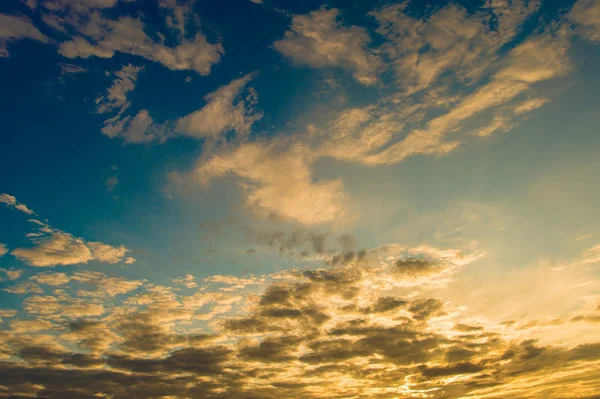Cirrus и Высококучевые облака — стоковое фото