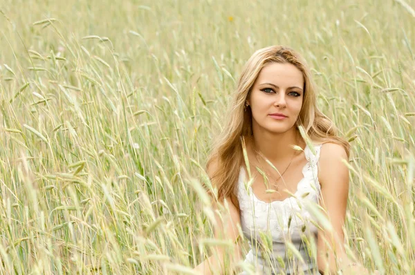 The girl in the ears of wheat — Stock Photo, Image