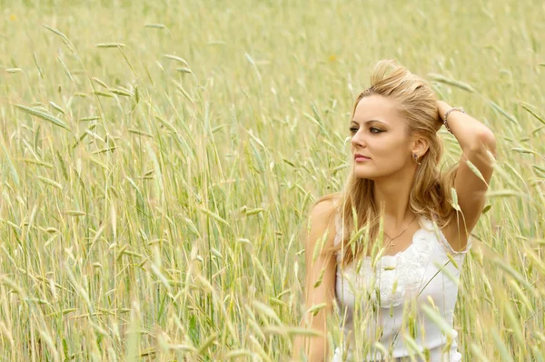 Dívka v pšenici — Stock fotografie