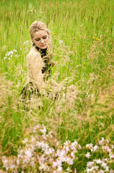 在草地中的女孩 — 图库照片
