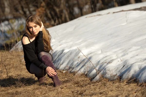 The girl in the early spring — Stock Photo, Image