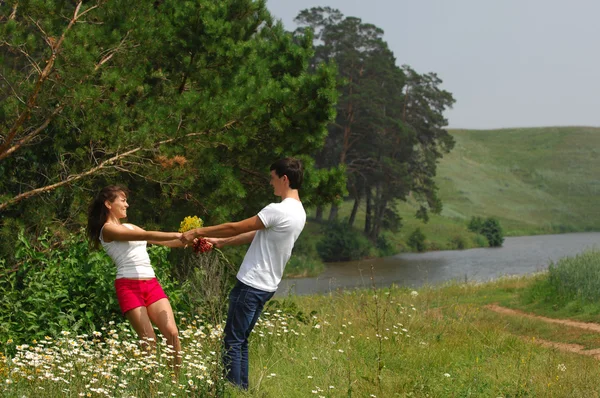 Historia miłości. pole pszenicy, Sosna, truskawki w ręku — Zdjęcie stockowe