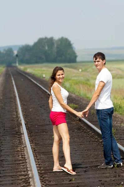 爱的故事。wheatfield，松木，手中的草莓 — 图库照片