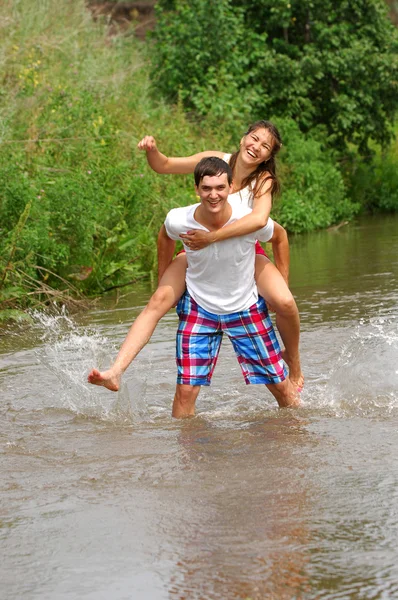 Aşk hikayesi. sıçramasına nehir boyunca çalışan — Stok fotoğraf