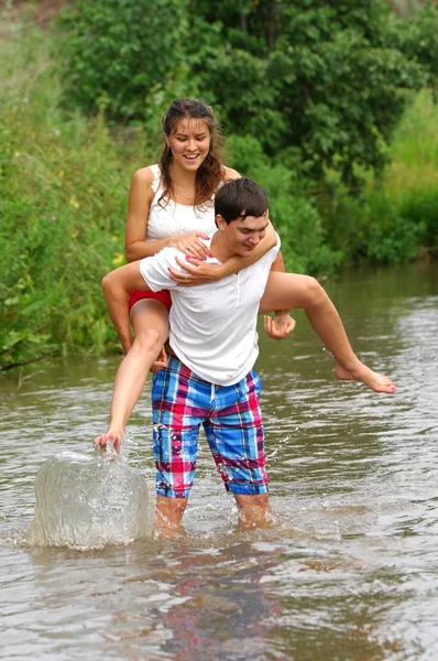 História de amor. Correndo ao longo do rio, salpicando — Fotografia de Stock