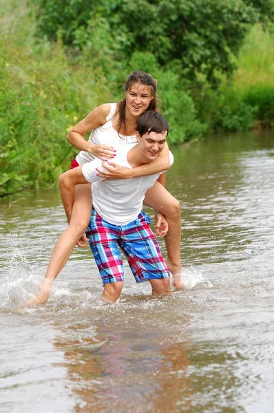 Aşk hikayesi. sıçramasına nehir boyunca çalışan — Stok fotoğraf