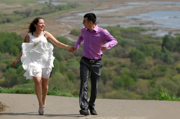 Love story. Running along the river, splashing — Stock Photo, Image