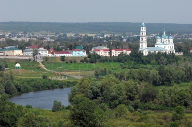 Yaz, parlak güneş, mavi gökyüzü, yeşil çimen.