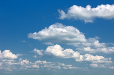 bulut. yüksek gök mavisi. Cumulus bulutları. Mavi gökyüzü