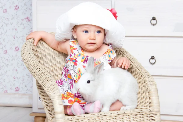 Tavşan ile küçük bebek kız — Stok fotoğraf