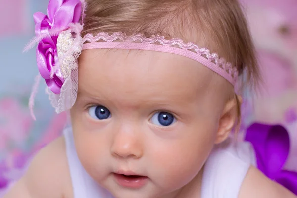Baby med blomma på huvud — Stockfoto