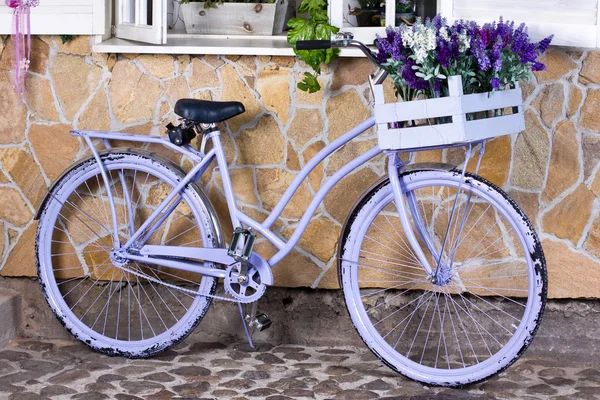 Лавандовые цветы и фиолетовый велосипед — стоковое фото