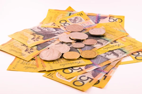 Austrálie bankovky a mince, které jsou izolovány v bílém — Stock fotografie