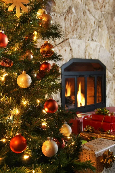 Χριστουγεννιάτικο δέντρο και τζάκι — Φωτογραφία Αρχείου