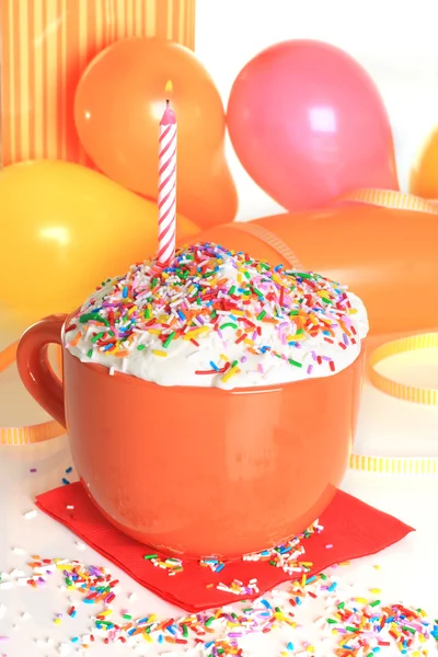 Joyeux anniversaire cupcake et bougie — Photo