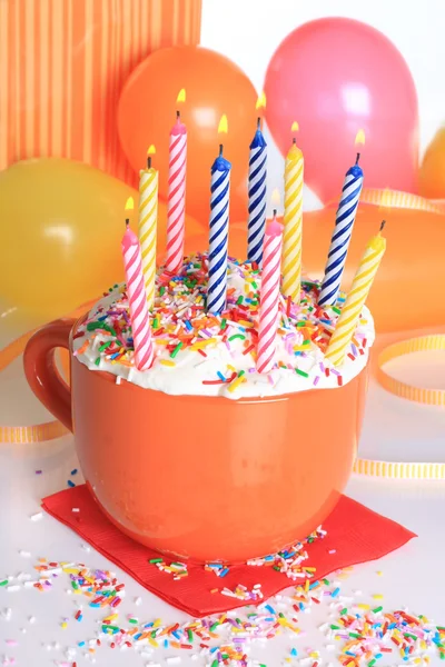 幸せな誕生日カップケーキとキャンドル — ストック写真