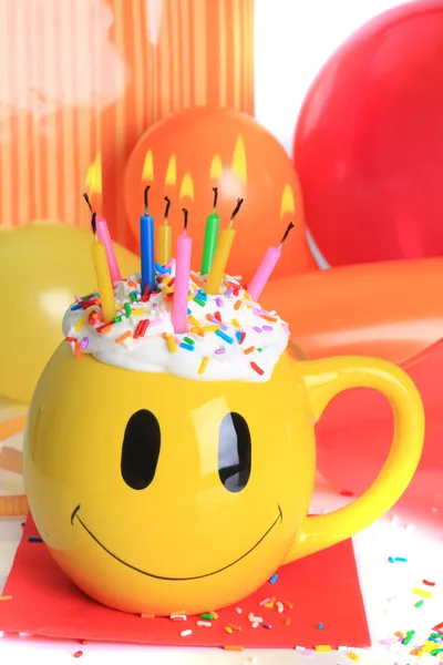 幸せな誕生日カップケーキとキャンドル — ストック写真