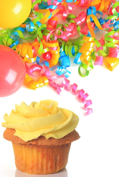 Cupcake di compleanno con palloncini e nastri . — Foto Stock