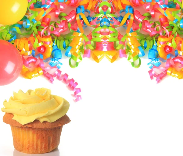 Cupcake di compleanno con palloncini e nastri . — Foto Stock
