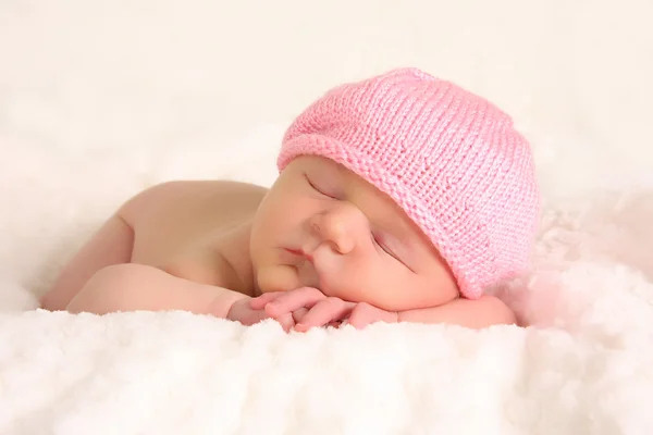 新生女婴在针织帽子 — 图库照片