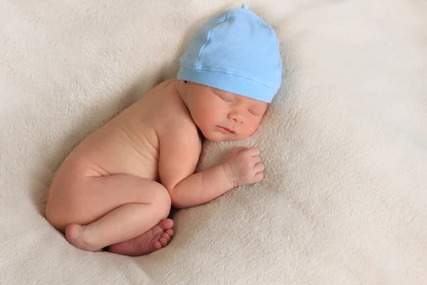 Pasgeboren slapende babyjongen — Stockfoto