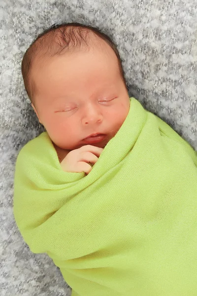 Neugeborenes Baby in grün — Stockfoto