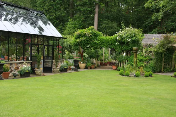 Ogród zielony dom — Zdjęcie stockowe