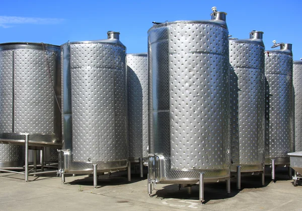 Резервуары для брожения на винодельне . — стоковое фото