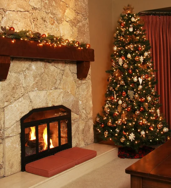 Χριστουγεννιάτικο δέντρο στο σπίτι. — Φωτογραφία Αρχείου