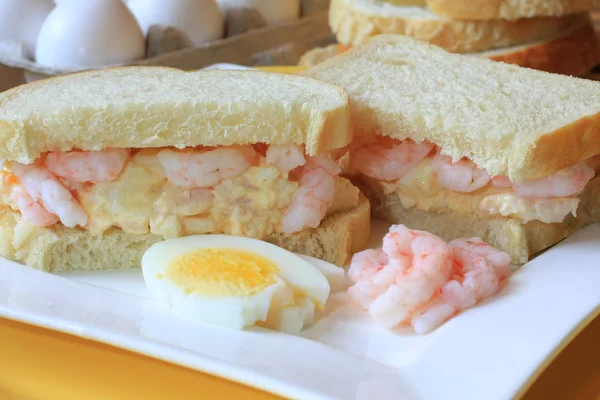 Sanduíche de salada de ovo e camarão — Fotografia de Stock